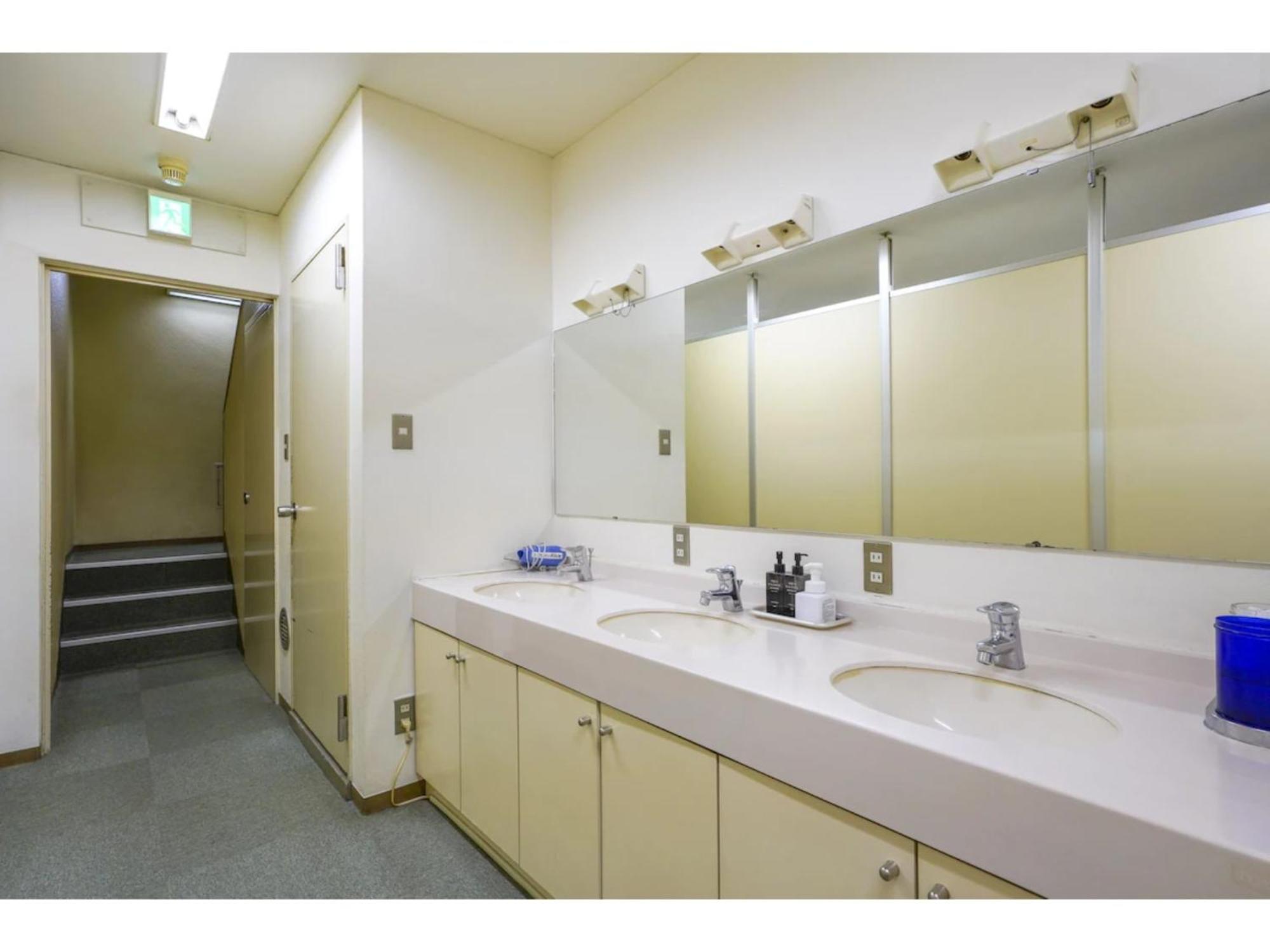 Male Only Capsule Inn Hamamatsucho - Vacation Stay 68799V Токио Экстерьер фото